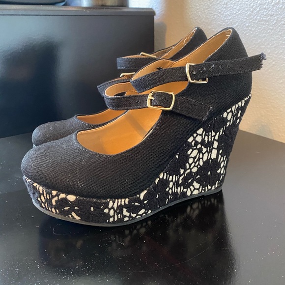 Size 6 black canvas wedges with lace design - Picture 3 of 3